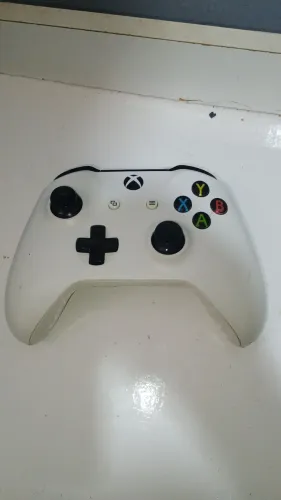 Controle Xbox one S semi-novo recém consertado, acompanha 2 pilhas recarregáveis.