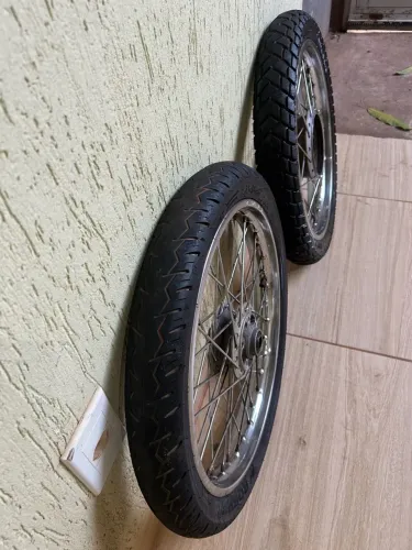 Vendo pneus com as rodas 125 cg
