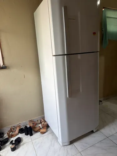 Vendo uma geladeira e um ar condicionado 