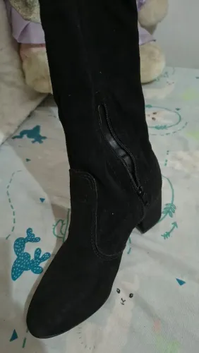 Bota longa de camurça e amarração (n°38)<br>De salto elegante <br>Número 38 <br>Valor 100