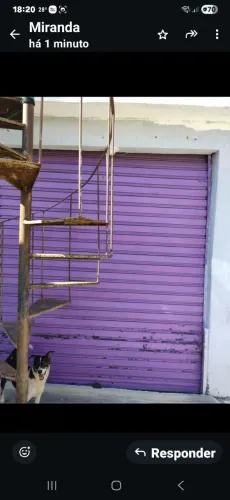 Vendo porta de loja medindo 210 largura 235 de altura