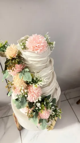 Bolo fake já com as rosas