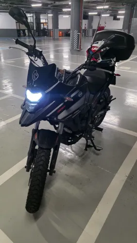 NH300 com apenas 6.000km, segundo dono, com varios acessórios.