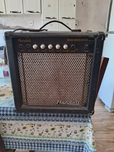 Vendo essa caixa de som aprificada pega teclado e baixo e microfone
