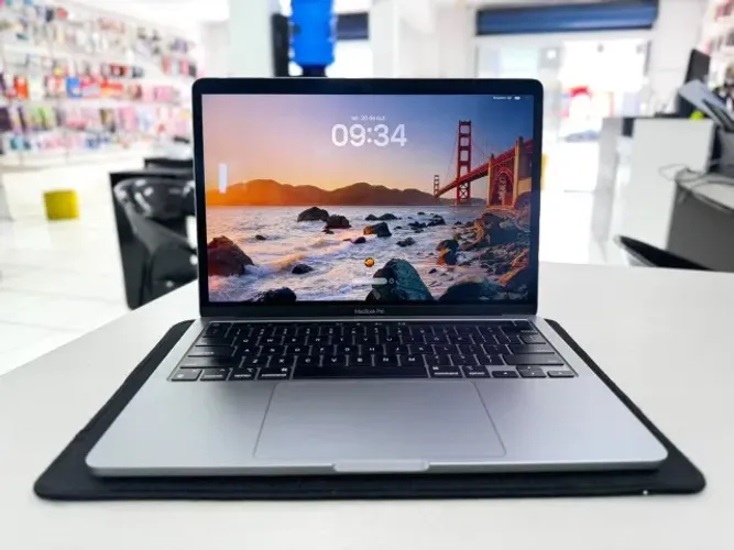 Macbook Pro 2020 M1, 8GB de memória, 256GB, Touchbar, MacOS Golden Gate - Loja Física