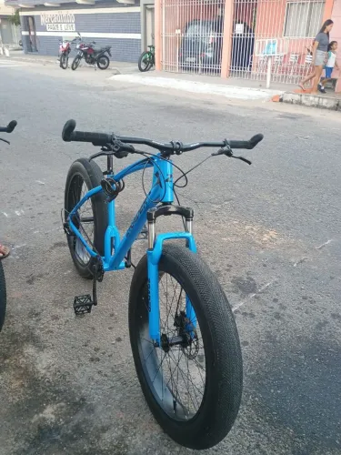 Vendo uma bicicleta nova pineu maior que de moto