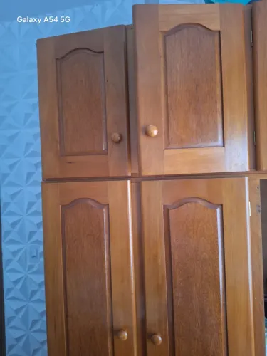 Guarda Roupa de Madeira. 