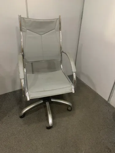 Cadeira de Inox Giratória Usada