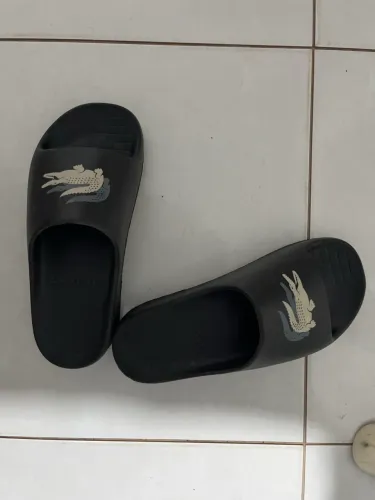 Chinelo slide Lacoste