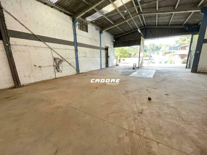 Galpão para locação com aproximadamente 300m² na Itoupava Central I Cadore Imóveis