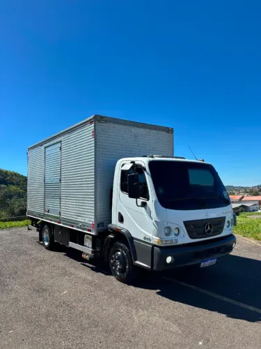 Caminhão Mercedez Acelo 815 com baú