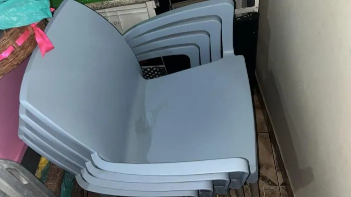 Vende-se 4 cadeiras de plástico cm os pés de ferro.