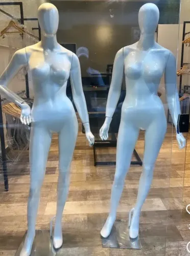 Vendo Manequins 2 slim de fibra + 1  plus size de plástico.