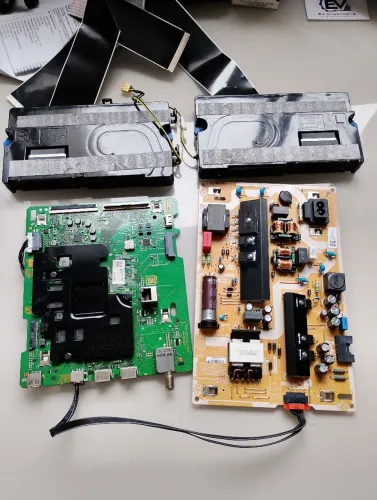 Placas de TV Samsung semi nova 55 polegadas só foi a tela que quebrou.