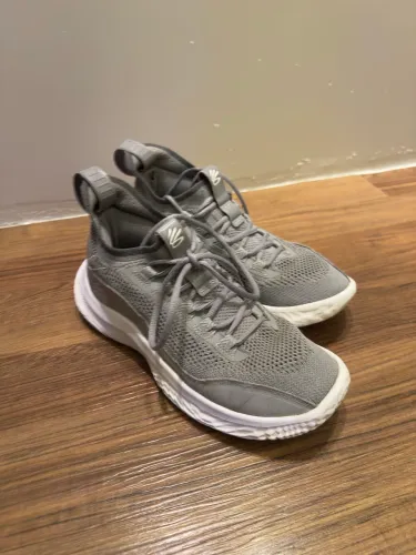 Curry 8 Cinza 41