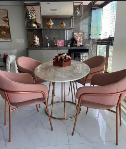 Vendo Mesa de jantar com 04 cadeiras