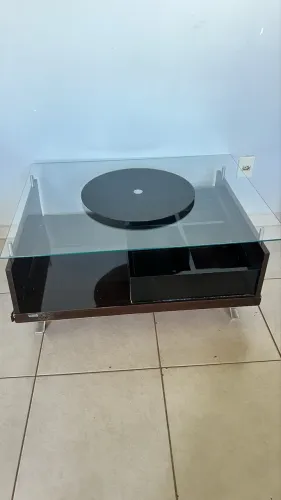 Mesa de centro com tampa de vidro