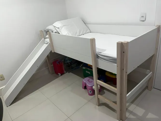 Cama de criança com escorregador