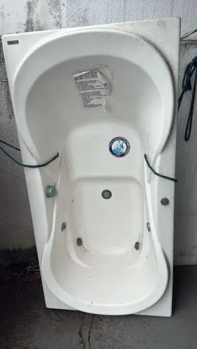 BANHEIRA DE HIDROMASSAGEM SEM USO APENAS O CASCO