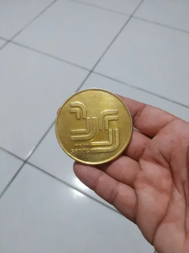 Medalha comemorativa de 35 anos do SENAC (Serviço Nacional de Aprendizagem Comercial).