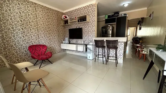Casa térrea em condomínio. 3 quartos, 1 suíte.