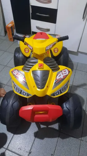 Quadriciculo de bateria de 12 voltes em perfeito estado de conservação ..suporta até 60kl