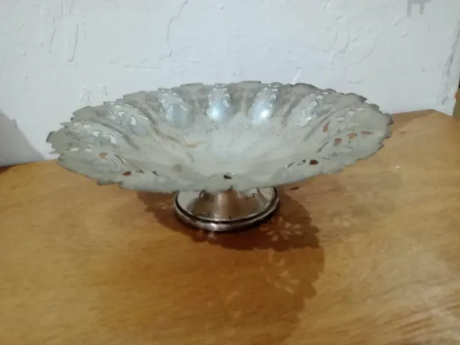 Fruteira/centro de mesa produzida em metal espessurado a prata, com cinzelado