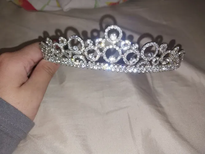 Coroa ou tiara de strass prateada