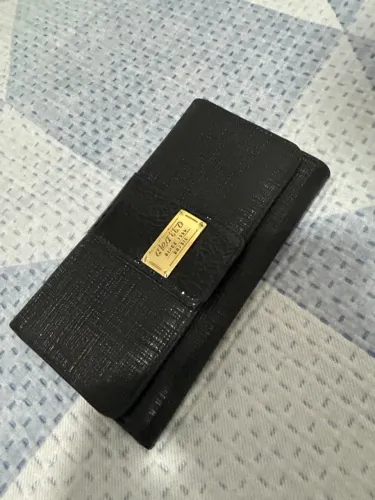 Carteira feminina Aleatto preta com detalhe dourado, nova