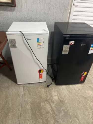 Vendo dois frigobares 110v cada um por R$600,00