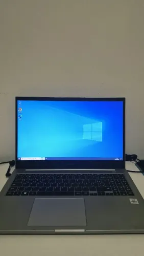 Samsung Book NP550XDA, i3 10?G, 4GB de RAM, HD de 1TB e tela Full HD de 15.6"