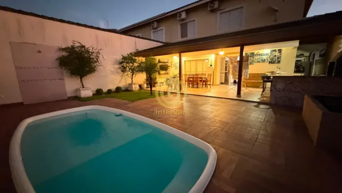 Linda casa à venda em Jacareí-SP, Bairro Villa Branca! 4 quartos, 1 suíte, 2 salas, 4 banh