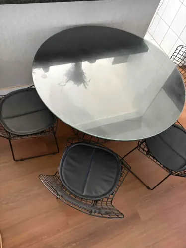 Mesa de jantar redonda com as 4 cadeiras