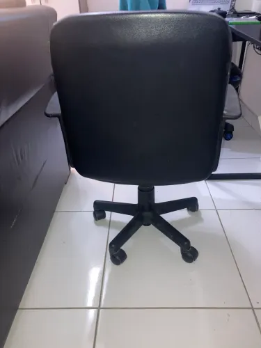 Cadeira giratória com pistão funcionando perfeitamente. Pequena avaria de uso.