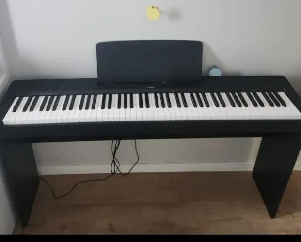 Piano Digital P 145B, Preto, 88 teclas Sensisivas com fonte e pedal Yamaha