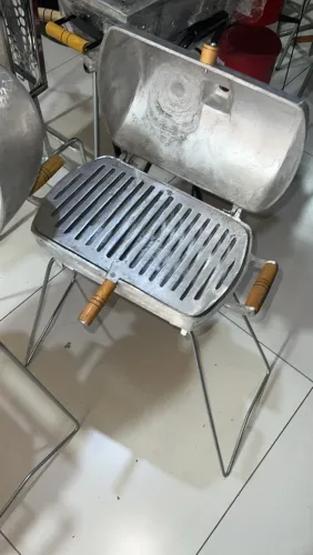 Churrasqueira de alumínio batido média com pés medida 35x25