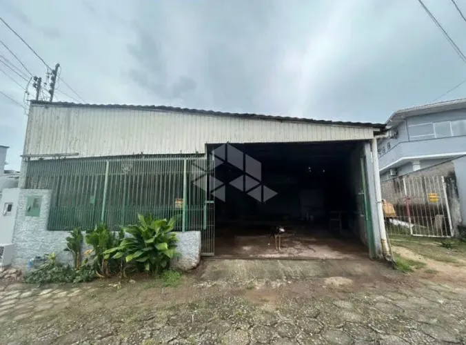 Galpão Versátil no Passa Vinte: 80 m² e Pé-Direito Alto.