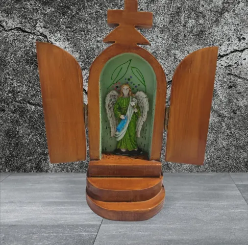 Mini oratório em madeira macissa com imagem do arcanjo Gabriel feito em resina pintado 