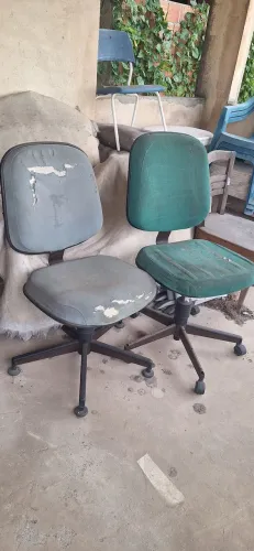 Cadeiras  Resistente com defeito. No estado. 