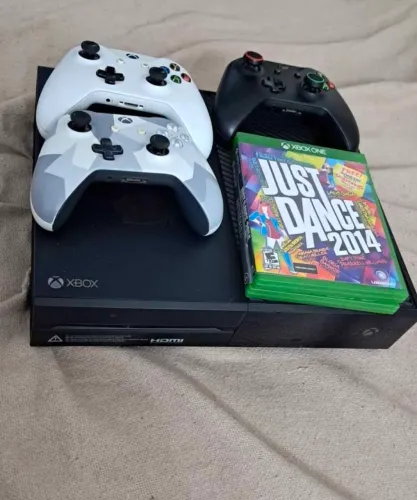 Xbox one fat +2 jogos e 3 controles