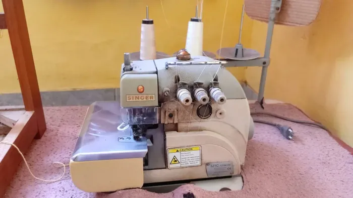 Máquina industrial overloque