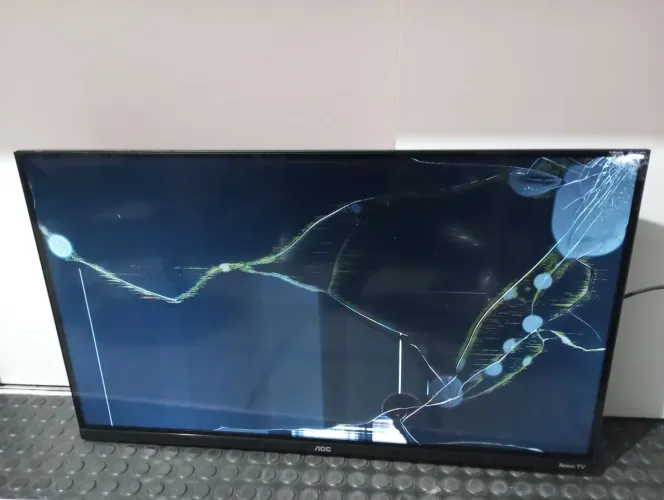 Vendo este lote com 16 TVs todas com tela quebrada ou com defeito de tela