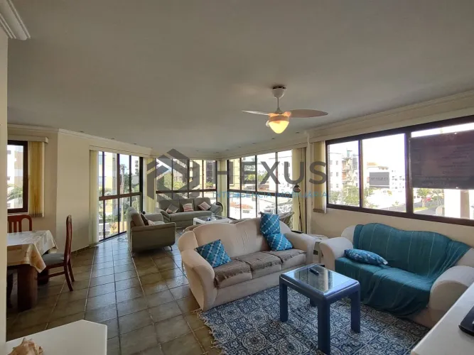 Apartamento com varanda na Praia da Enseada, Guaruja