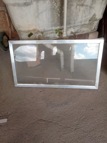 Lindo vitro de alumínio com vidro med. (60 de larg por 1.10 de Comp) não abre.p/clarear.