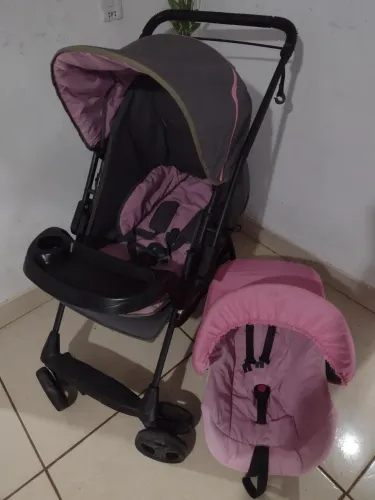 Carrinho com bebê conforto 