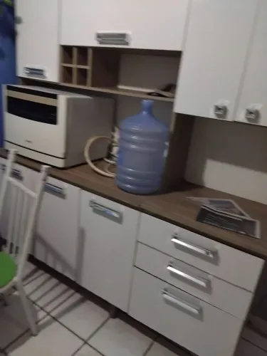 Armário de cozinha bem conservado