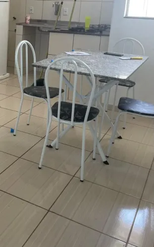 Vende-se conjunto de mesa e cadeiras em perfeitos estados e semi nova