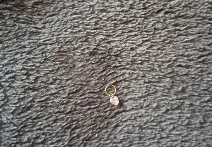 Vendo um pingente de ouro com zirconia pequeno