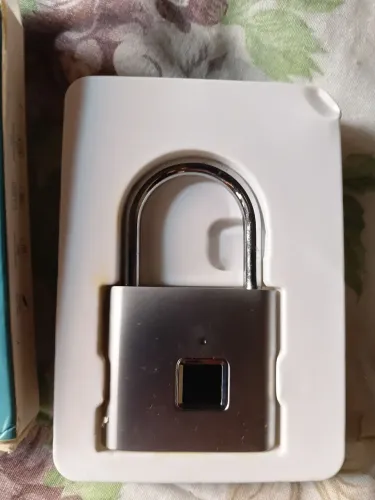 Vende-se cadeado novo recarregável com biometria