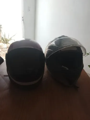 Vendo 2 capacetes super conservado